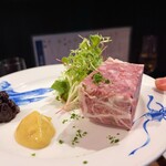 グルマンズ - 大地の恵み、国産ジビエの田舎風パテ 　～赤ワインで煮込んだレーズンのスパイスソース～