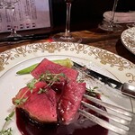 グルマンズ - 小田原産 夏オス鹿のロースト ～ブルーベリーソース～