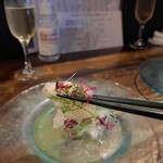 グルマンズ - 藻塩とディルでマリネした鮮魚のカルパッチョ 天然 黒鯛 柑橘のソース