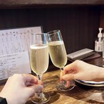 グルマンズ - スパークリングワインで乾杯