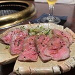 肉料理 安田 - “牛肉のタタキ” ローストビーフみたいですが、全く違います。刻みネギと特製タレに漬けて食すると牛肉の旨みがジワ…。これでご飯はないです。勿体ない。