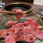 肉料理 安田 - 出ました！メインディッシュ「赤身」です！カルビ、ロースでも無い…。実はなんとイチボとランプのいいとこ取りの部位だとか。赤身の割に脂身が目立ちますが、焼くと脂身が落ちて天国的に柔らかい！サイコー。