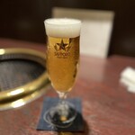 肉料理 安田 - 「サッポロ生ビール」が大体渋い！今日樽を開けたとの事。いつにも増して“美味いんじゃないの”と感じます。