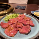 肉料理 安田 - “タンガーリック”2人前。薄くなく厚くなく、大きからず小さからず。食感はサクサク、トロッ、牛タンの味わいはしっかり。ガーリックと言うもののニンニクはあまり立ってないところも素晴らしいです。