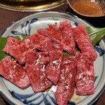 肉料理 安田 - 3人前の後、更に2人前をオーダーしました。この色味、肉質、サイズ…。何とも抜群に美味いです。まぁ、肉質等単純比較出来ませんが、有名店の特上カルビ、特上ロース…。こちらの方が美味しいと思います。
