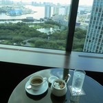バー＆ラウンジ  トゥエンティエイト - 窓からは東京湾と浜離宮が望む絶好のロケーションです