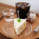 アンズトモモ - さんかくのレアチーズ+ドリップアイス珈琲 1230円