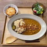 E-to - 野菜たっぷりベジカレー(夏野菜のサラダグリーンカレードレッシング、卵のフライ)