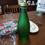 Youshokuya Dainingu Midorikawa - お冷はオシャレにガラス瓶で