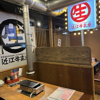 広々としたテーブル席。
      店内の看板も可愛い