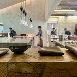 レヴォ - カウンター席から厨房の眺め