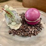 レヴォ - 餅米の海老せんに薪火で炙った白海老
      L'evo鶏のレバームースを挟んだ赤ビーツのマカロン