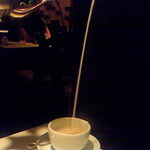 珈琲美学 アベ - 上から豪快に注がれるカフェオレ（450円）