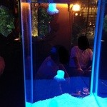 NEO SHOT BAR　深海の洞窟 - 水槽の中には癒しのクラゲがフワフワと。。。