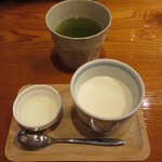 魚虎 - 自家製あんにんどうふ 440円