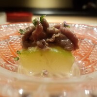 一石三鳥 別邸 - 前菜　熊のしゃぶしゃぶと冬瓜と花穂紫蘇を使った料理　熊の肉は肩