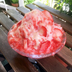 いちごカフェ - 果実を丸ごと急冷のかき氷　
フローズンイチゴとかき氷のいちご

シロップも収穫した苺の手作りシロップ