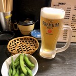Hamamatsu Ya Dombee - 「餃子セット(10個とビール)」(1430円)のビールとお通し