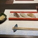 品川 和食 三福 - 握り　アジ、シロイカ、ヒラメ