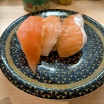 Hama Zushi - サーモン三種盛り 焼きとろサーモン・大とろサーモン・サーモン165円