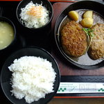 ミスタージョージ - ダブルハンバーグ定食、ご飯、サラダ、味噌汁はお替り可能。