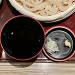 Surimiya - ざるうどん＆網焼き丼 ¥940 のざるうどんの薬味、つゆ