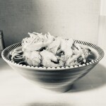 Soushuu Soba - 縁起が良い紺色の十草柄が幾重にも描かれた、
                        相州定番な磁器製の高台丼の縁より食材を臨む