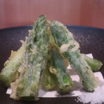 こころや - 北海道産アスパラガスの天ぷらアップ