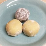 もち菓子のかしはら - 左がはっさく大福、右がレモン大福、奥がブルーベリー大福