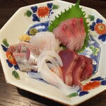 金町製麺 - 刺身盛（カツオ、鰯、イカ、鰤など）
