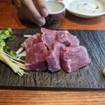 手打ち蕎麦 やの志ん - 口コミで評判良かった馬刺し。肉厚で旨味あり赤身であっさり。美味しかったです。