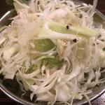 インド・ネパール料理 タァバン 松戸店 - シンプルな味付けのドレッシングが好感度高いサラダ