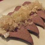 生碼麺食道 - 「スモーク！　ポークレバーのお刺身　ごまネギソース」：ごまネギソースは、自家製の“塩だれ”を使用。
      昆布の香り、魚醤の旨みが感じられ、
      レバーに柔らかなコクをプラスしています。
      