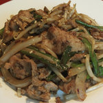 生碼麺食道 - 「ニラ豚炒め」：鰹節のコクと香りと“かえし”の風味が銘柄豚の旨みとよく響き合って、野菜炒めも、どこか熟れた表情。 