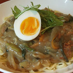 生碼麺食道 - 「冷やし生碼（サンマー）つけ麺」：昆布や生姜などをたっぷりと使った、
      自家製・生碼酢をつけ汁に忍ばせているから
      まろやかな酸味が全体を引き締めて、スッキリ！
      