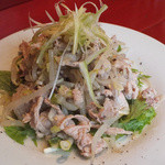 生碼麺食道 - 「銘柄豚のよだれ豚」（塩だれ味）　：銘柄豚の旨みと甘みをまろやかな塩だれが引き立て、
      刻み生姜がそっと追いかけてくる爽やかさ♪
      