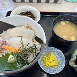 海来館食堂 - 料理写真:赤いか丼＋つめばい塩ゆで
1500円＋450円