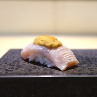 飛鳥くら田 - 笹身の昆布締め雲丹のせ