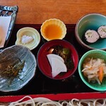京都有喜屋 和蕎庵 - 塩は普通の粗塩かと思われる。
            塩自体に旨味感は無いかな❔
            
            ◯大根の煮物
            甘い味付けの薄く品の良い醤油出汁な味わい。
            京都のお店で修行されてるという話なので
            そんな味わいなのかな❔とは思える。
