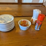 豚ジロー - 卓上は取皿とカラシ、爪楊枝、一味唐辛子