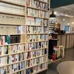 Tonari Machi Kafe - カウンターと本棚