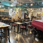 Tonari Machi Kafe - 広い店内　入口側から