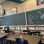 Tonari Machi Kafe - 奥の黒板と本棚