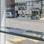 Kashi Koubou Guryukku Yokohama - ガラスの一枚板のカウンターが素敵です。