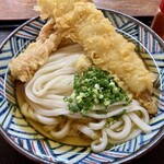 本格手打うどん 麺むすび - 季節限定メニュー穴子とちくわ天ぶっかけ（冷）中、750+100=850円。注文後にあげてくれるのでアツアツホクホクの穴子天。麺中太、モチモチでコシあり、食感味ともに最高！美味し。