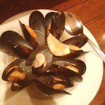 トラットリア ジリオロッソ - ムール貝のスープ仕立て
            