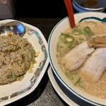 ラーメン麺長 - こってりラーメン920円＋セット焼飯380円。