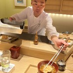 日本橋 蕎ノ字 - ◎桜えびかき揚げを蕎麦に入れて行く鈴木大将！