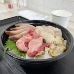 発寒かねしげ鮮魚店 - 妻のハマチ／ホタテ／本マグロのカマトロ／活つぶの４種丼（1,500円）