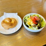 カフェ リラックス - ランチのクロワッサンプレッツェルとサラダ